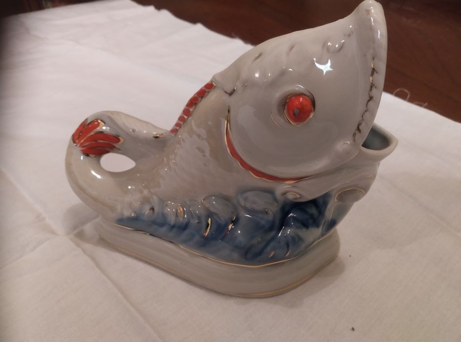 Фарфоровая статуэтка рыбки.