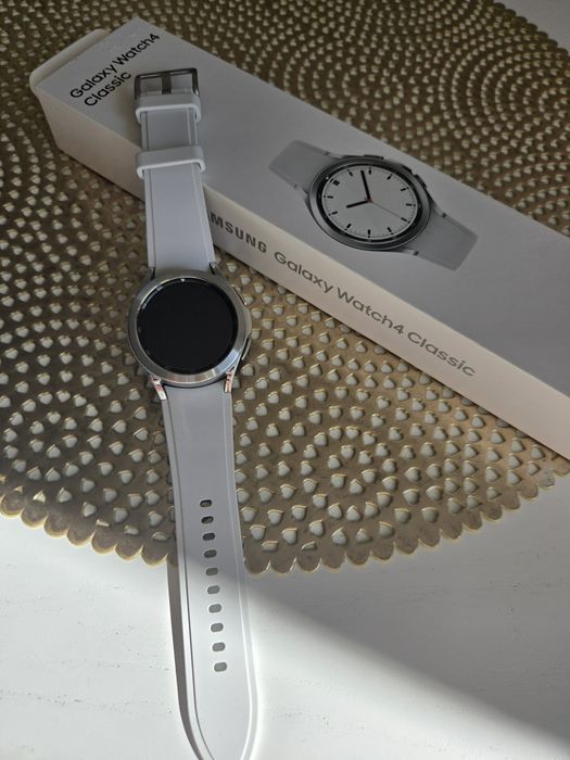 Smartwatch Samsung Galaxy Watch 4 Classic Srebrny z białym paskiem