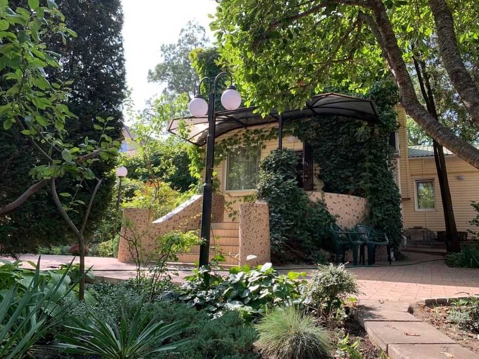 видео! уютный домик с классным двориком, много зелени, Аркадия