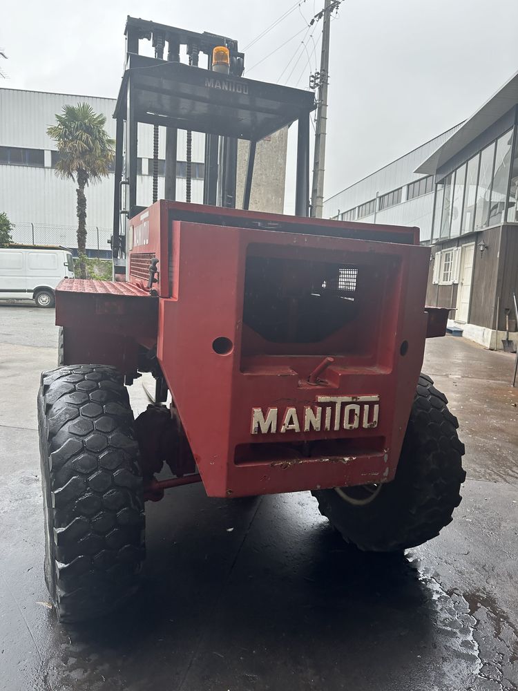 Manitou de 3000 kgrs 4x4 com garfos etriplex eleva a 8 metros