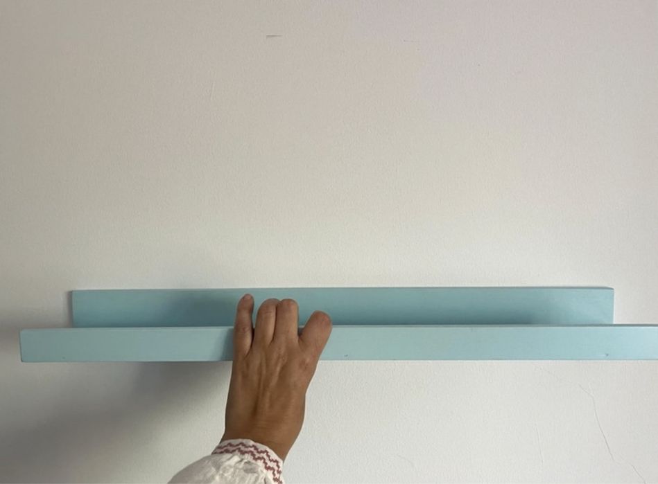 prateleira de parede azul ou cinza. Ideal para quarto criança