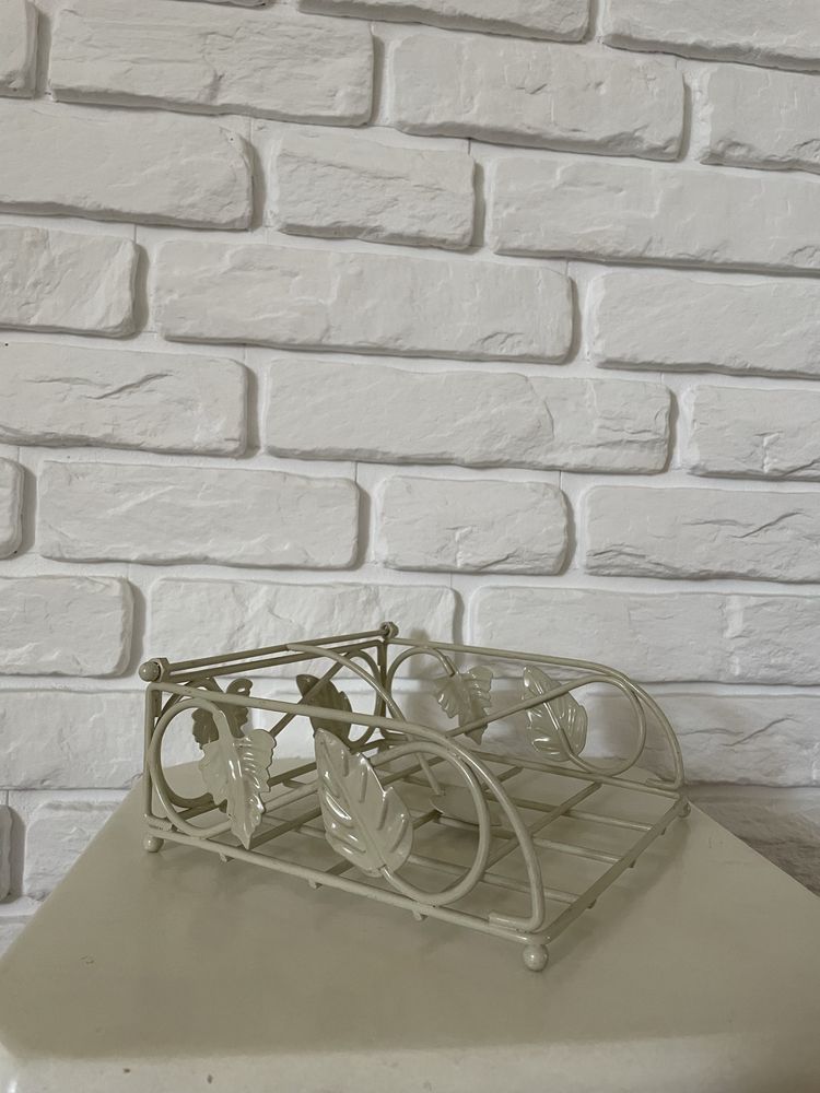 elegancki prowansalski metalowy serwetnik