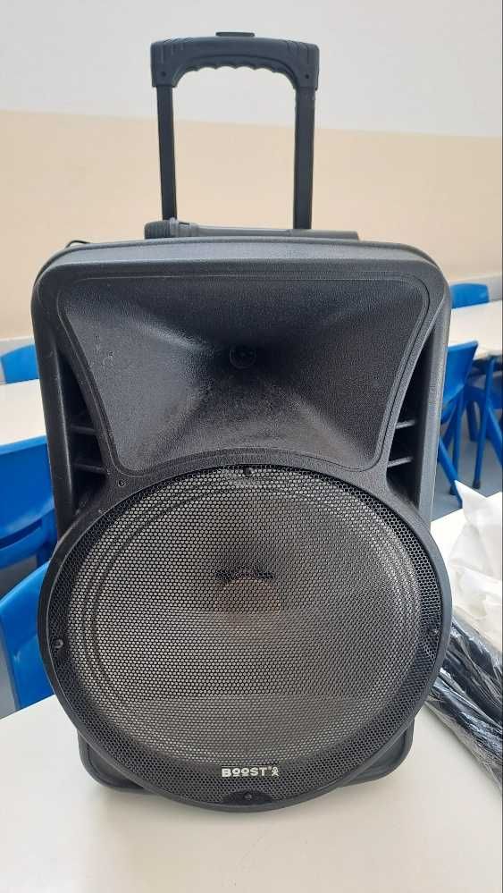 Coluna com rodas  com microfone e tripé