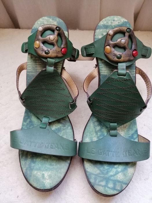 Sandálias de senhora usadas apenas uma vez