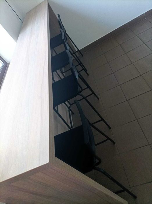 Stół barowy z krzesłami