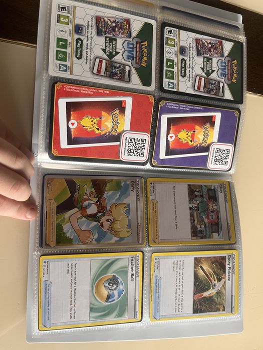 Karty pokemon z albumem