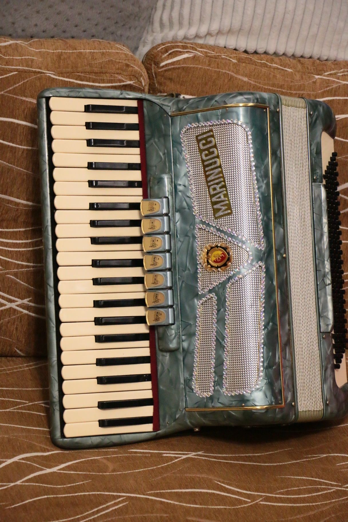 Akordeon włoski MARINUCCI 120 b
Model 850
Strona melodyczną 4 chóry, 7