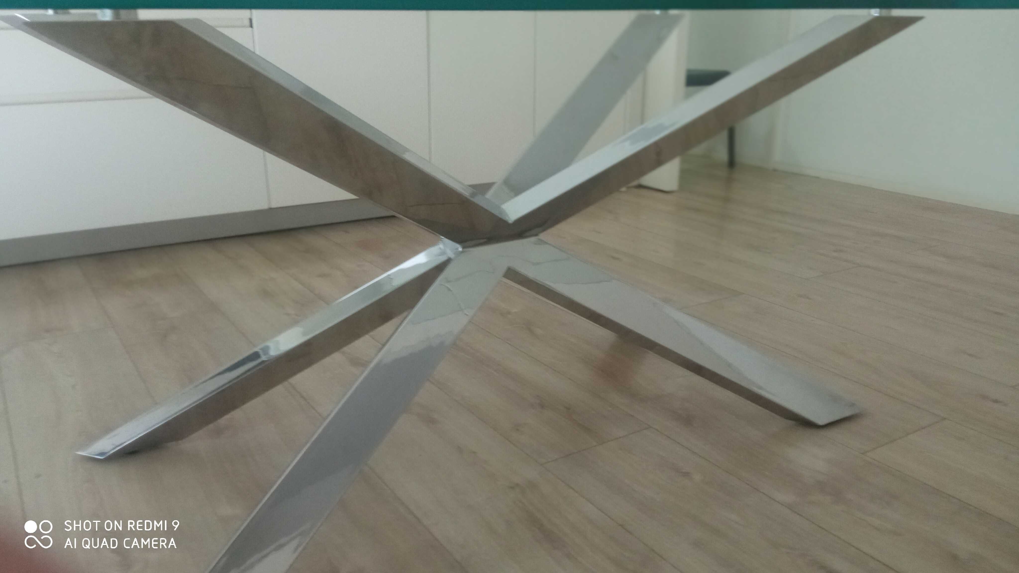 Mesa de vidro com pé em inox