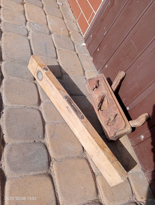 Zabytkowa drewniana poziomica + hebel zestaw