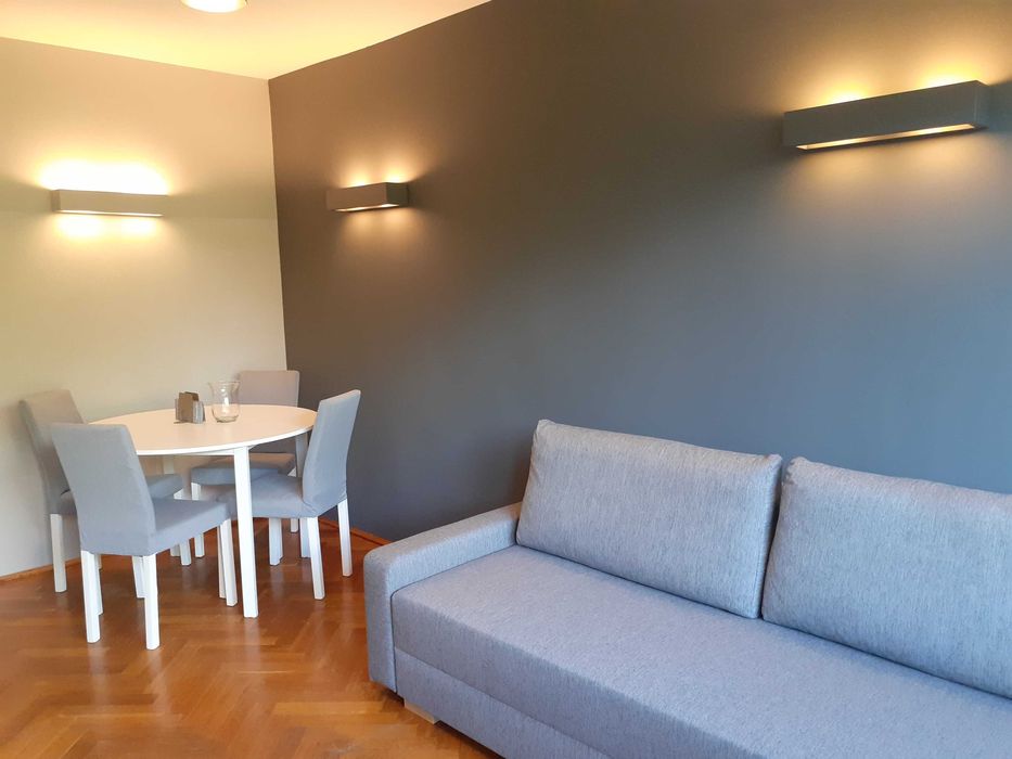 Dwupokojowy apartament z łazienką i kuchnią. 43m2, II piętro, winda.