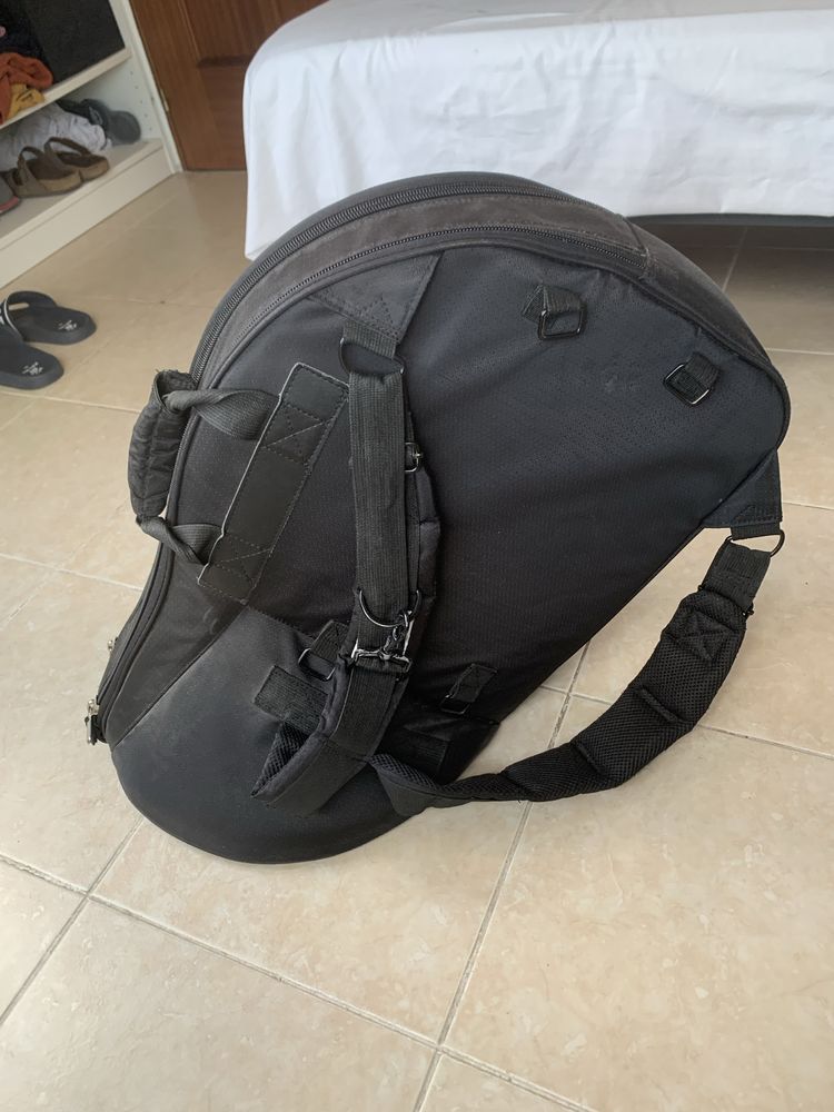 Estojo semirrígido para trompa com alças tipo mochila