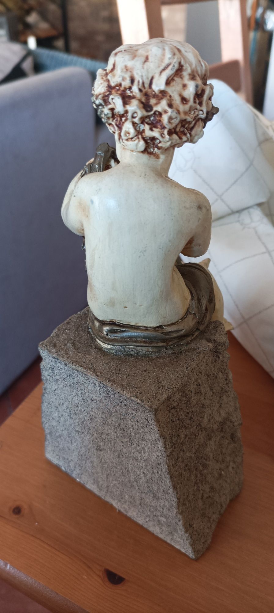 Figura de anjo sobre uma pedra