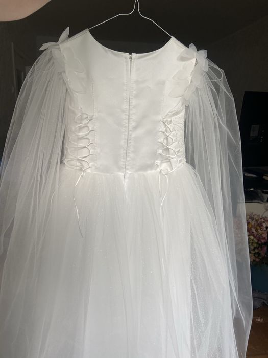 Біле плаття, для дівчинки 7-8рочків.