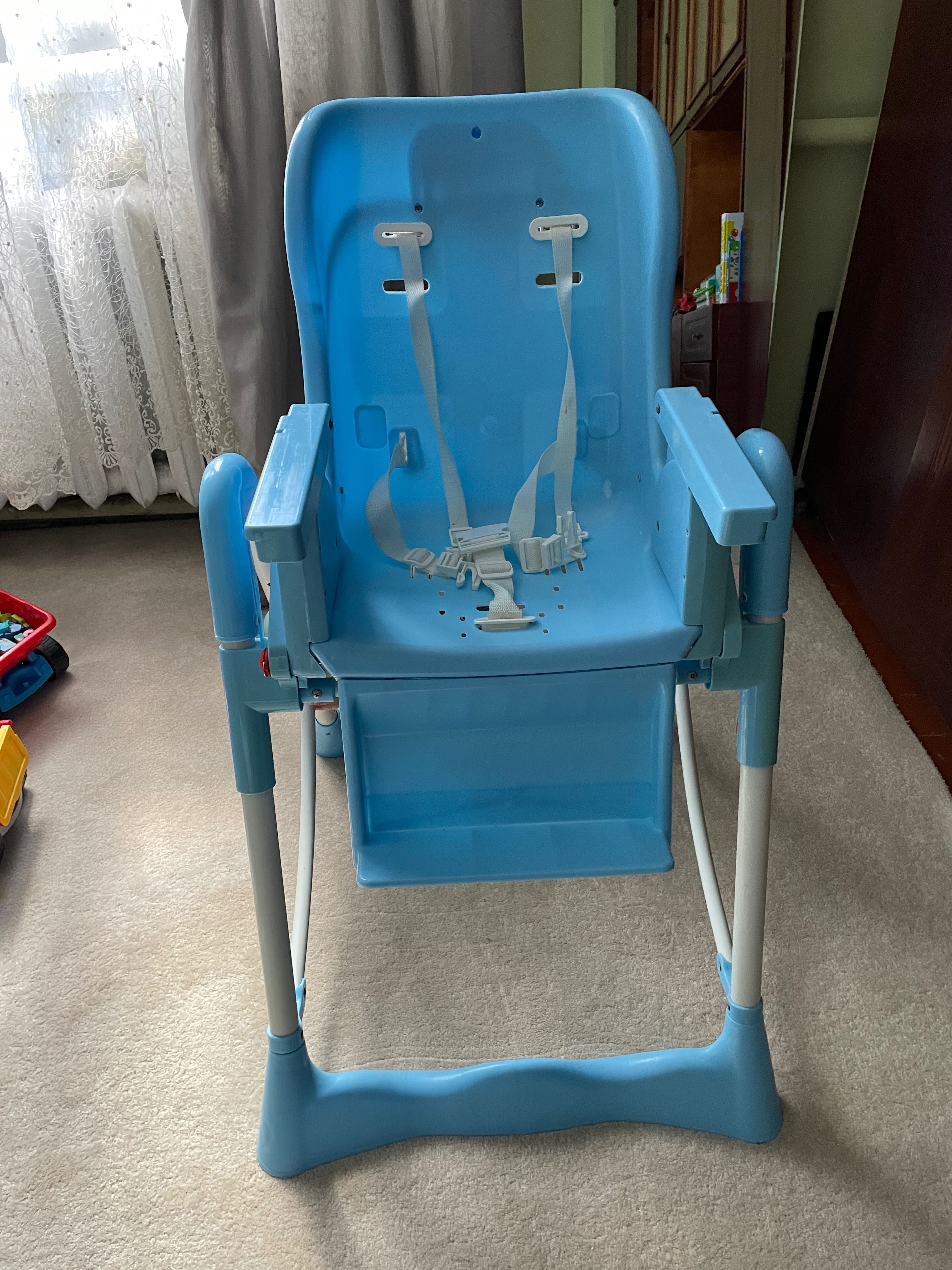 Дитячій стілець для годування
