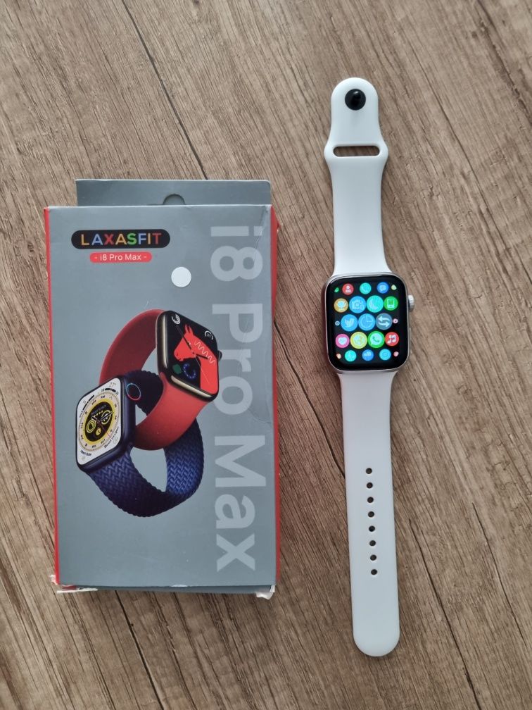 Srebrny smartwatch ma białym pasku