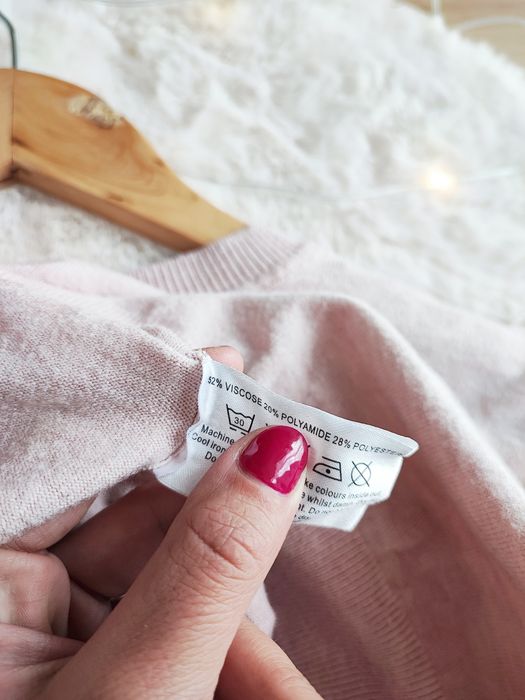 Śliczny sweterek damski plus size wiskoza w serek z perełkami