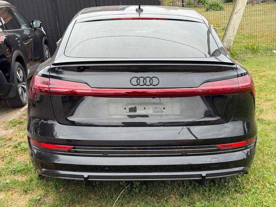 Кришка багажника, крила, задній бампер в колір e-tron sportback LY9T