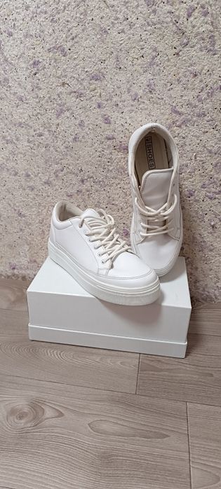 Кроссовки женские