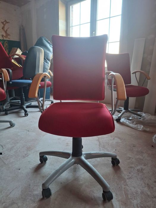 krzesło biurowe czerwone
