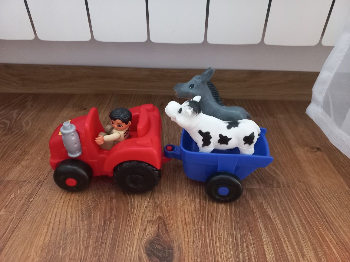 Traktor z przyczepą i zwierzątkami