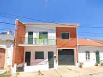 Moradia T5, com garagem e logradouro, telheiro e arrumos, perto de ...