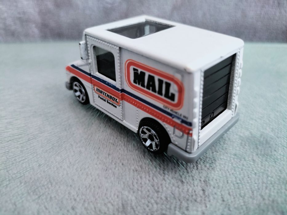 Matchbox MB993 Ciężarówka dostawcza Delivery Service Truck 1:88 Mattel
