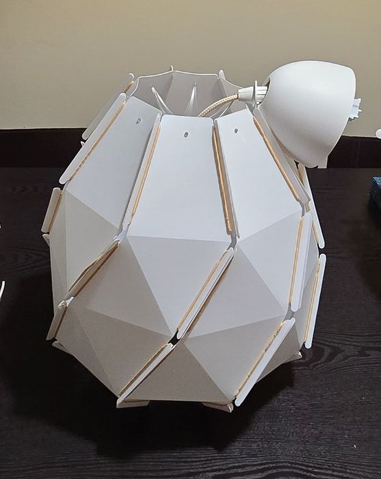 Vários candieiros em bom estado