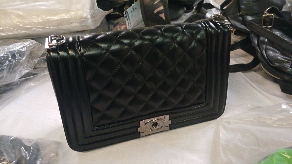 Продаж сумок та рюкзаків