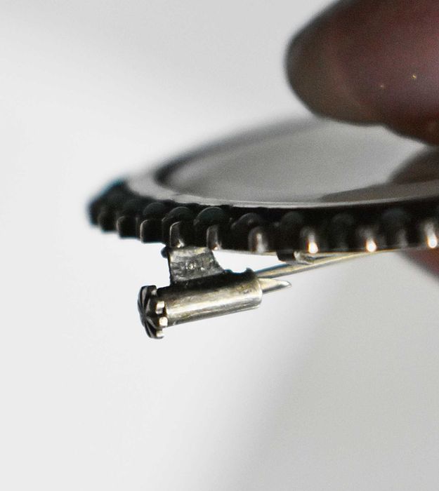 Antyczna broszka z portretem młodej kobiety