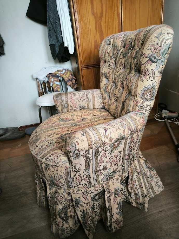 Recheio de casa com vários moveis estilo império