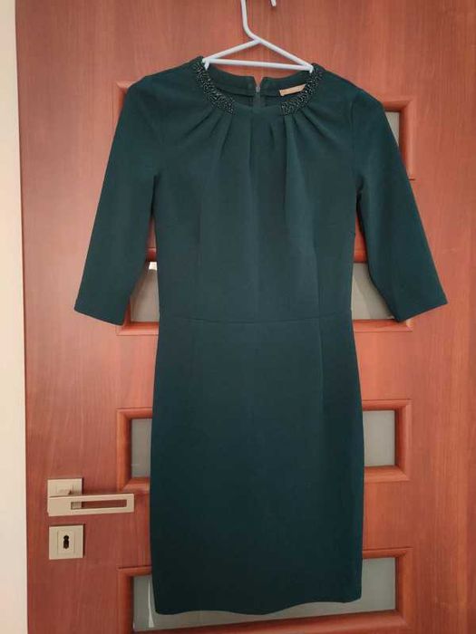 Sukienka w kolorze butelkowej zieleni