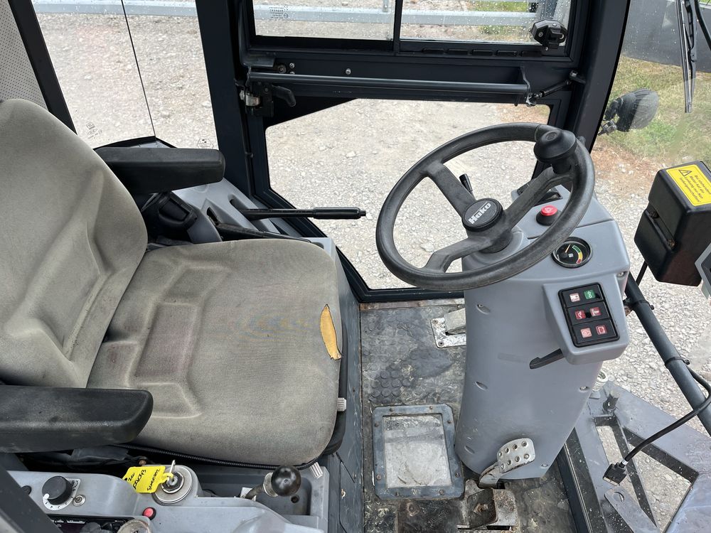 Hako 1200 nosnik narzedzi zamiatarka plugo piaskarka komunalna 4x4