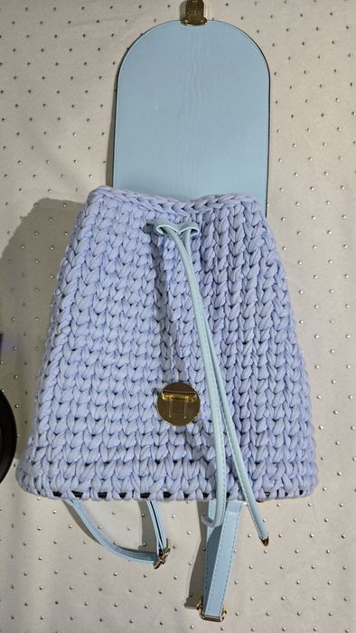 Ręcznie robiony plecak na szydełku.