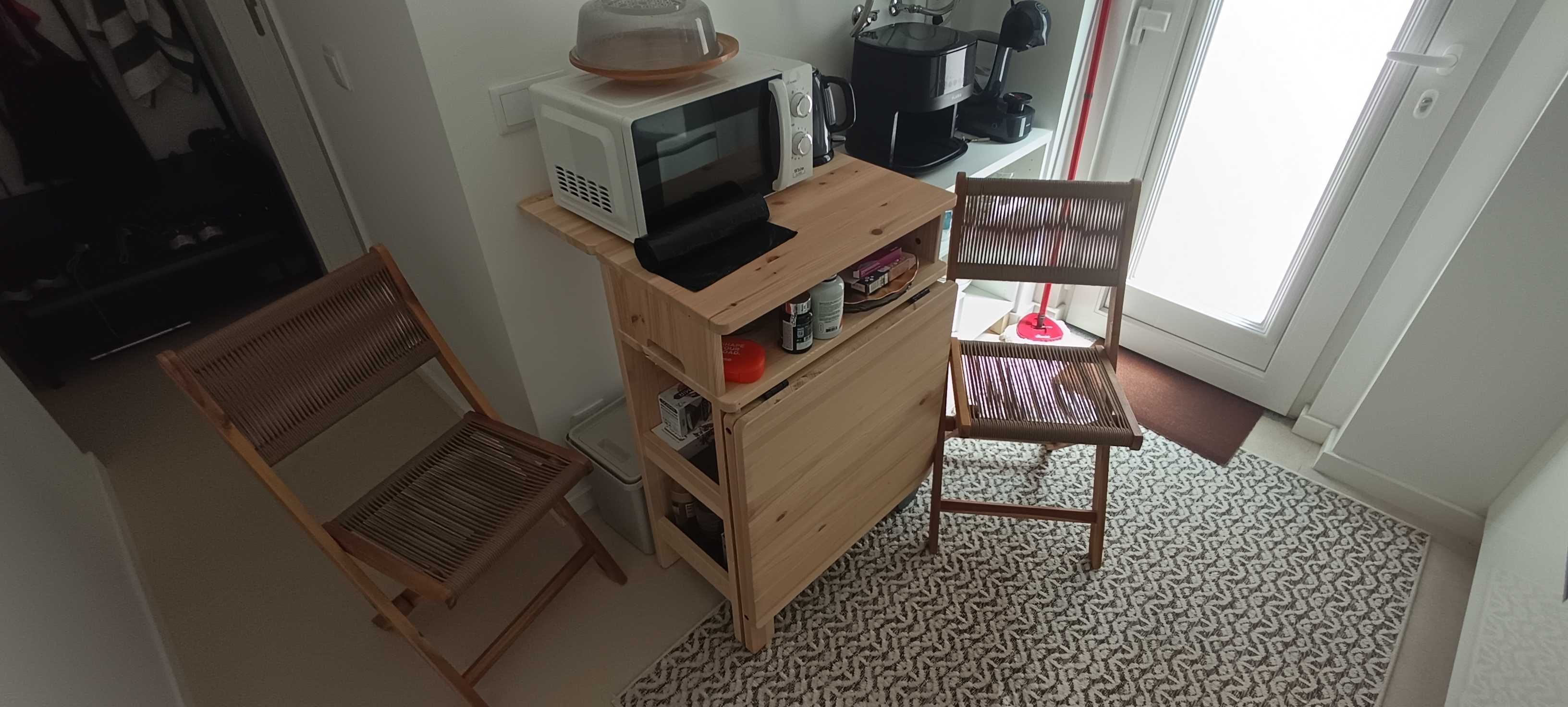 Mesa dobrável com cadeiras