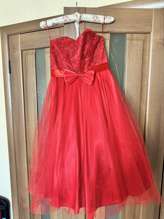 Яскрава червона сукня enigma з пишною спідницею, розмір 36