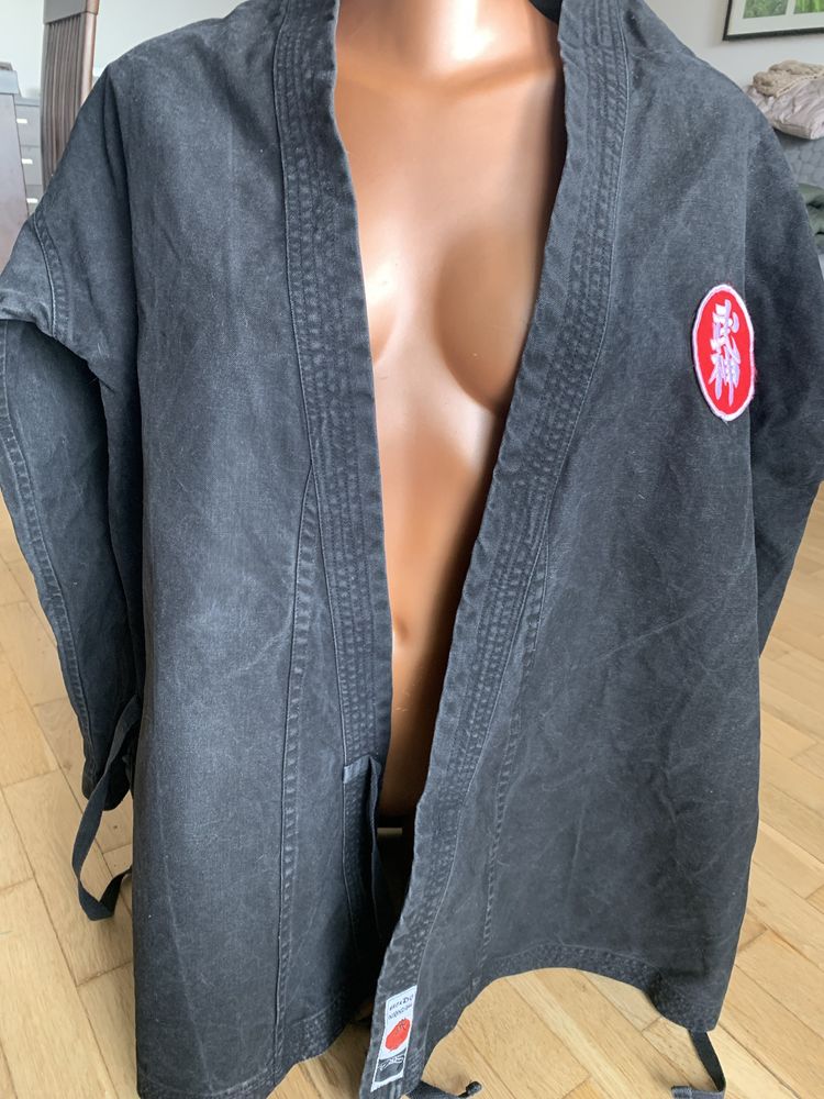 Czarne kimono do sportów walki