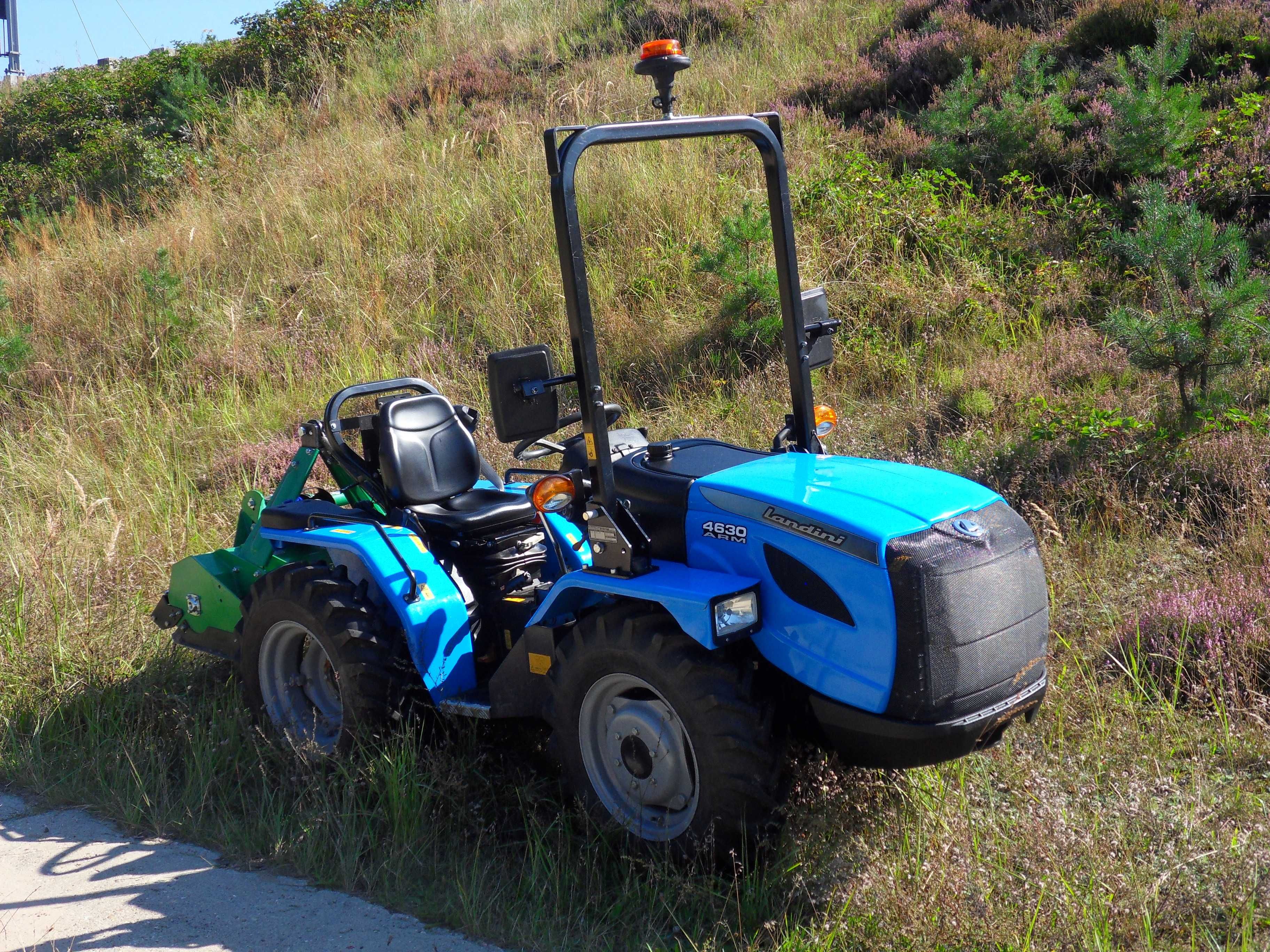 Koszenie traw nieużytków poboczy nasypów traktor kosiarka bijakowa