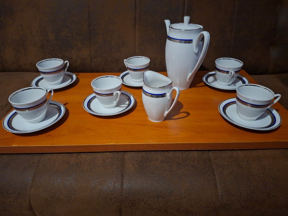 Porcelanowy biały serwis kawowy ze złoceniami i granatowym paskiem, ZP
