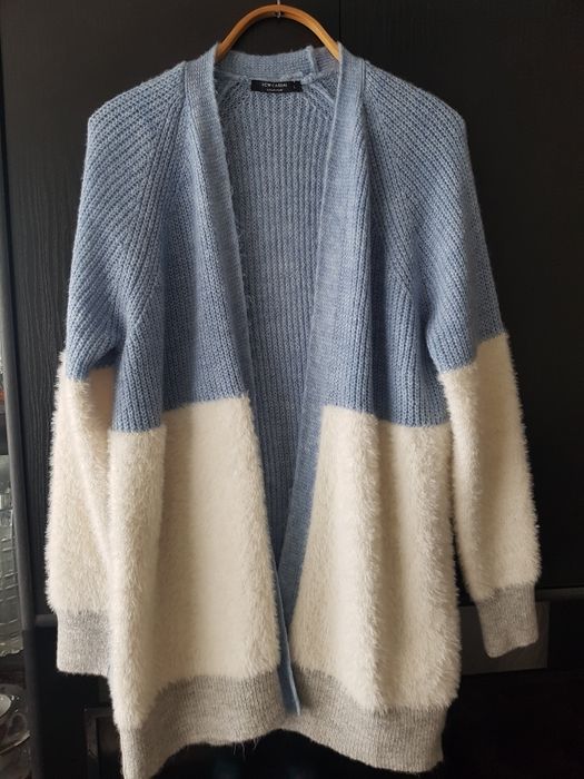 Голубой кардиган с меховыми рукавами