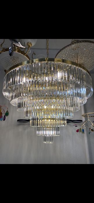 Величезна золота кришталева люстра