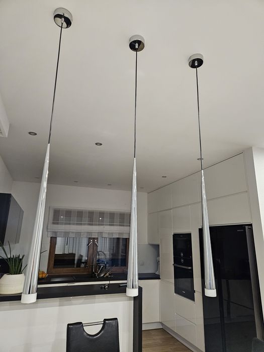 Lampa sufitowa chromowana.