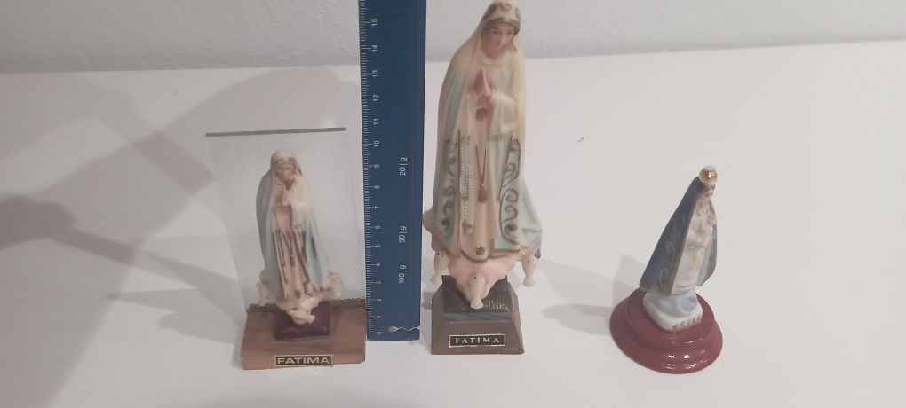 Conjunto de figuras religiosas