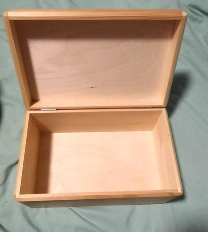 Pudełko drewniane z przykrywką na zawiasach