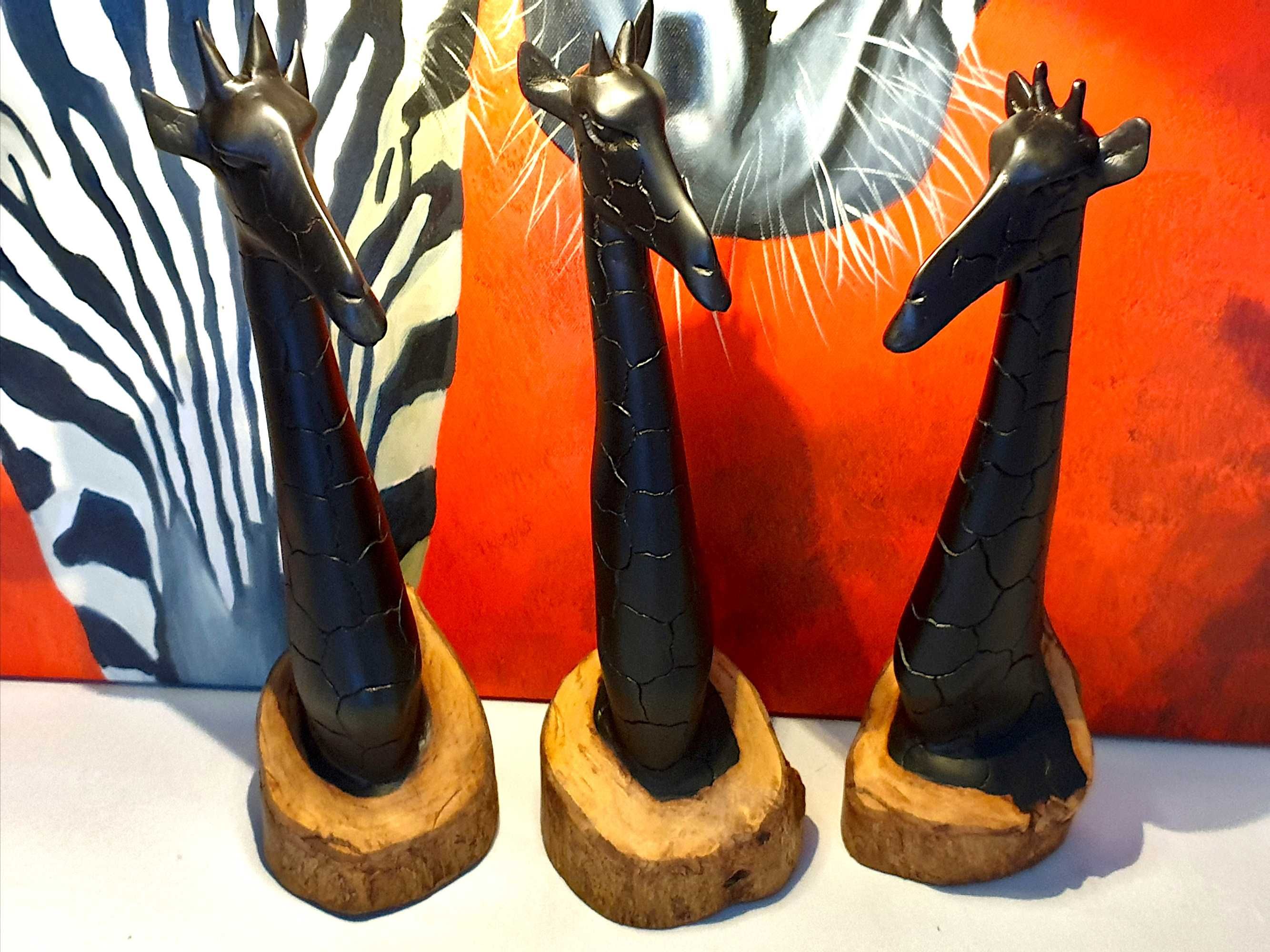 Conjunto de 3 esculturas de girafa em madeira feitas de tronco madeira