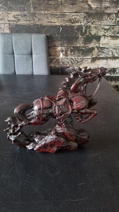 Estátua cavalo em resina vermelha