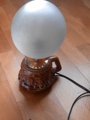 стильна настольна лампа