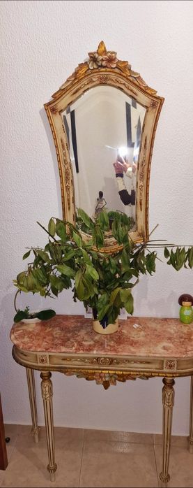 Mesa e espelho de entrada