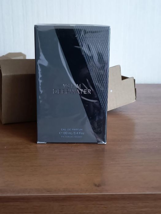 Чолoвічий парфум VS  Him Deepwater