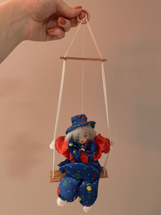 Laleczka clown na huśtawce