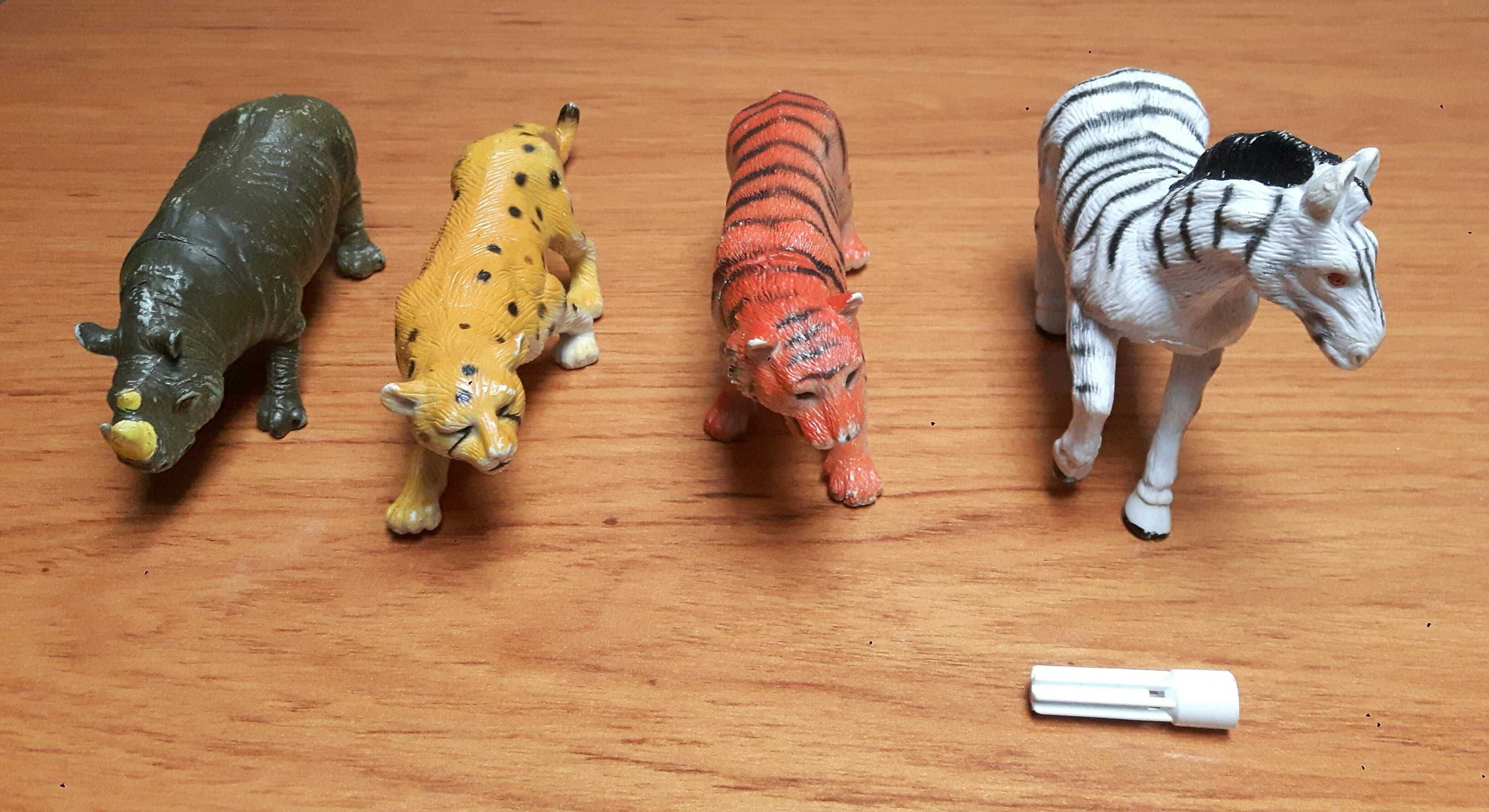 Brinquedos / Figuras / Miniaturas - Animais zebra, tigre, chita, rino